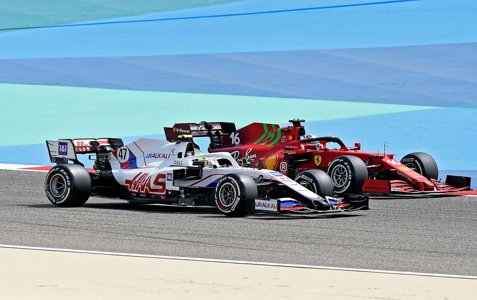 哈斯车队险胜索伯车队，拉塞尔带队取胜