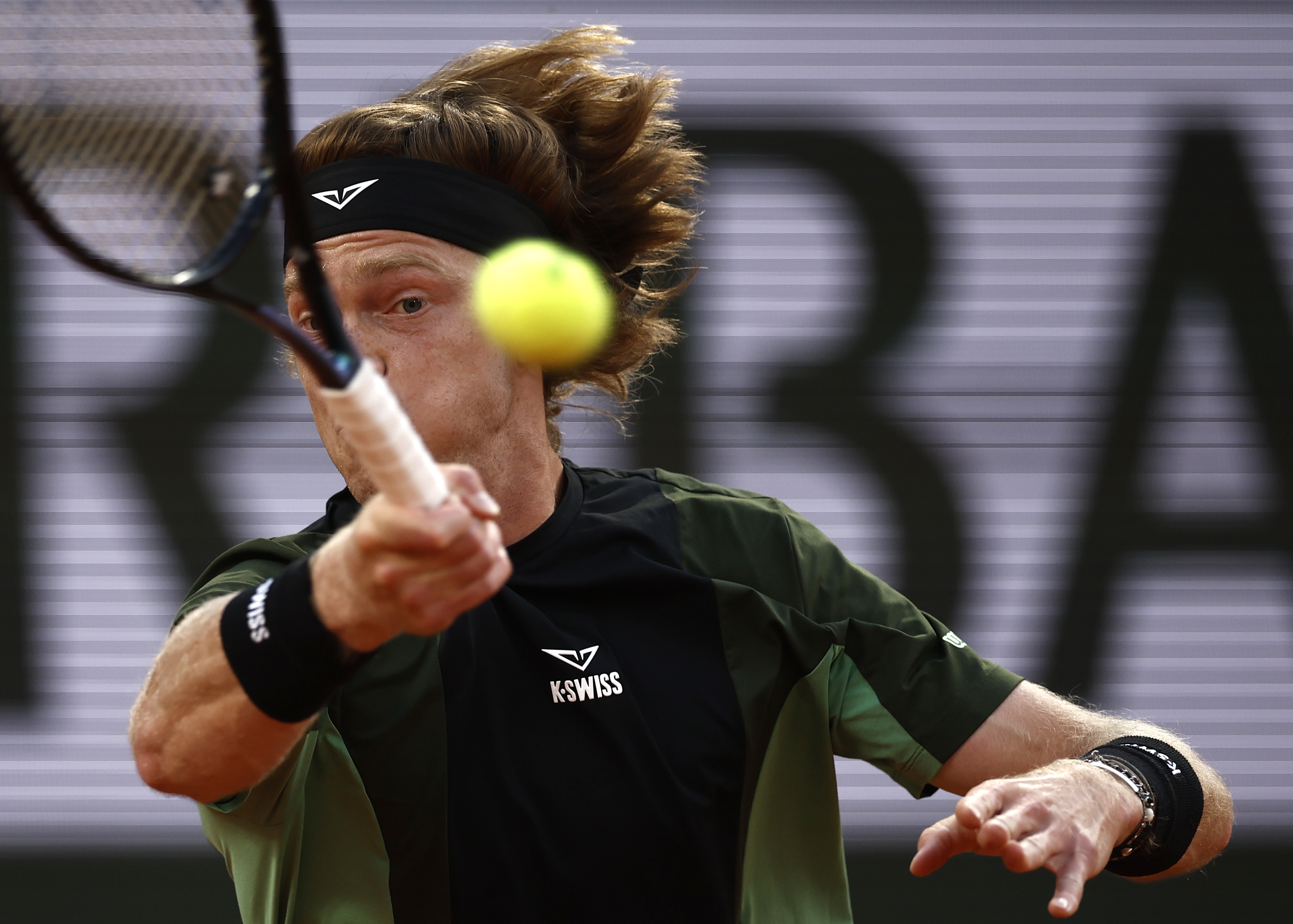 法网完胜戴维斯杯，辛纳高光表现