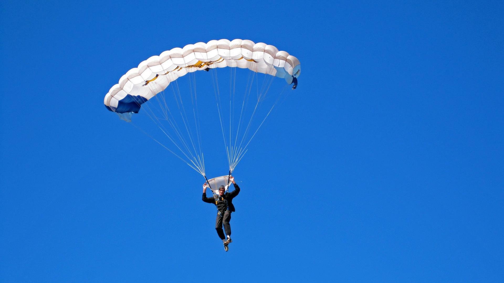 当火种点燃机器，孔德用最古典的剑，刺穿最现代的盾